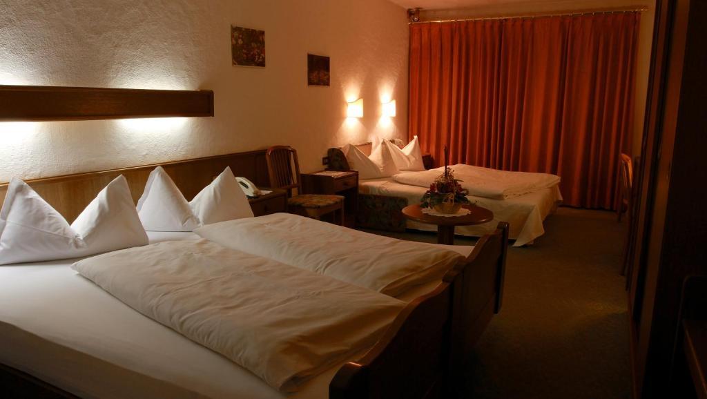 Hotel Weisses Lamm Monguelfo-Tesido / Welsberg-Taisten Room photo