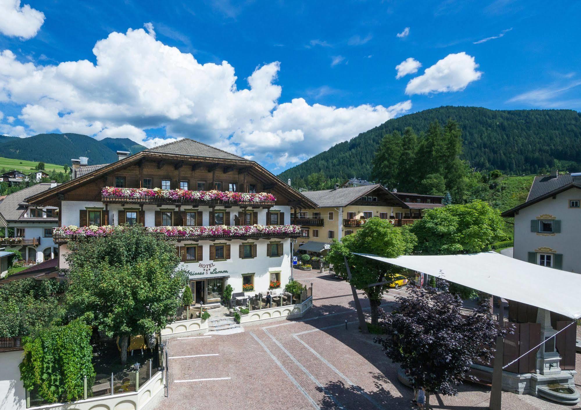 Hotel Weisses Lamm Monguelfo-Tesido / Welsberg-Taisten Exterior photo